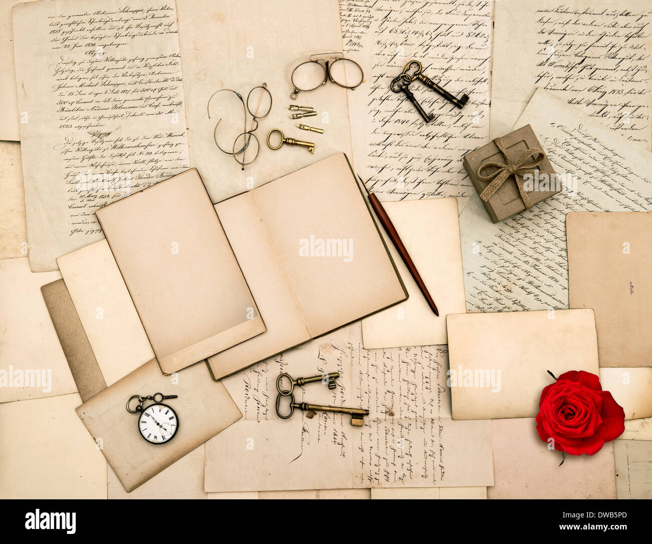 Fond sentimental nostalgique. anciennes lettres d'amour, vintage accessoires, agenda et fleur rose rouge Banque D'Images