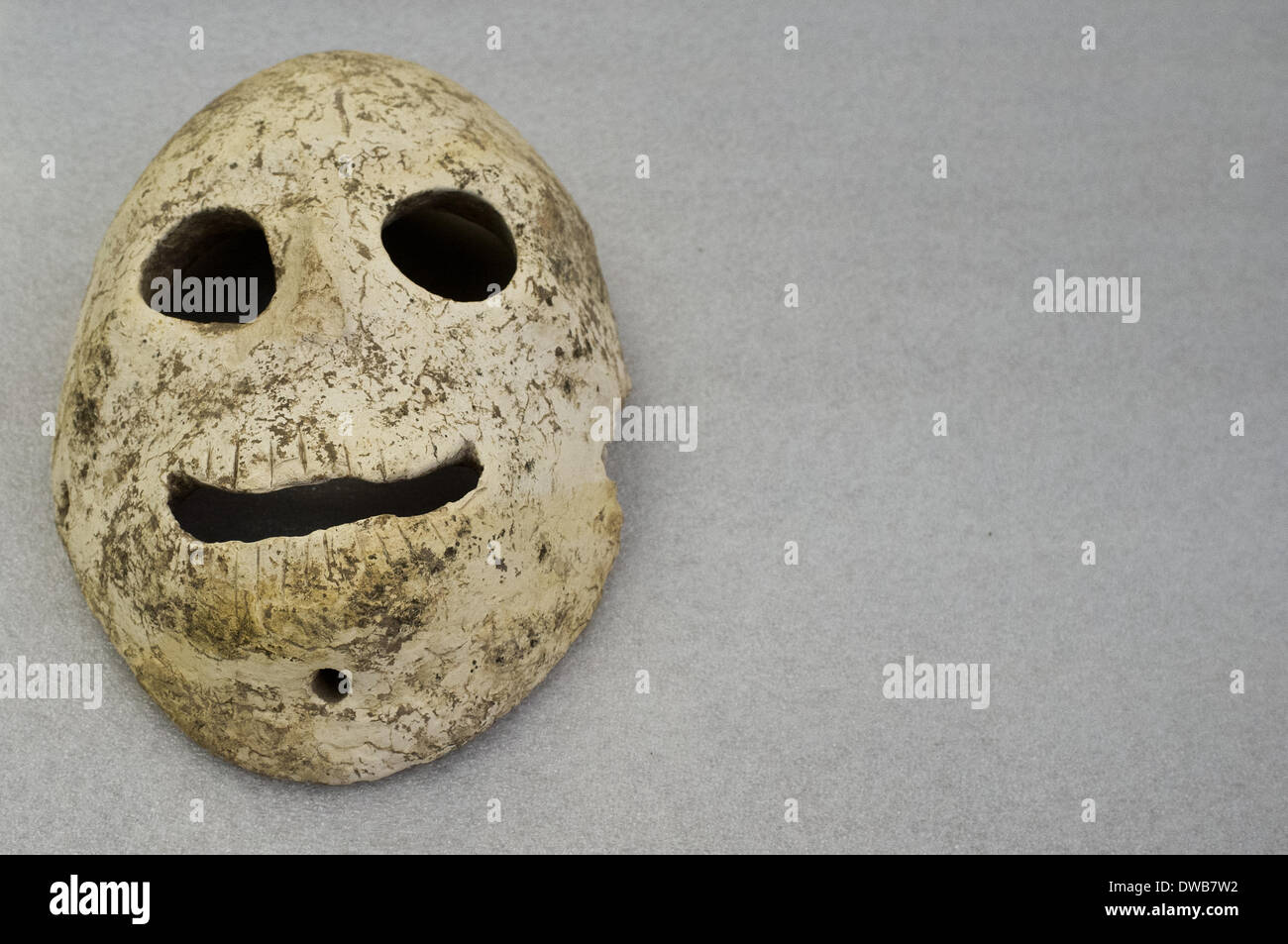 Jérusalem, Israël. Le 05 Mar, 2014. Le Musée d'Israël réunit pour la première fois un groupe rare de 9 000 ans, les masques de pierre néolithique, le plus ancien connu à ce jour, tous originaires des collines de Judée et du désert de Judée. Les masques sont soupçonnés d'avoir représenté les esprits des ancêtres défunts. C'est la première fois que la majorité des masques sera sur l'affichage public. Credit : Alon Nir/Alamy Live News Banque D'Images