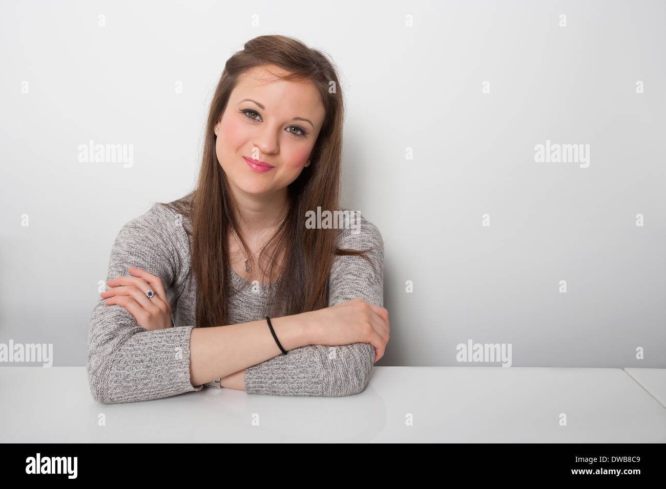 Portrait of businesswoman sitting at desk in office Banque D'Images