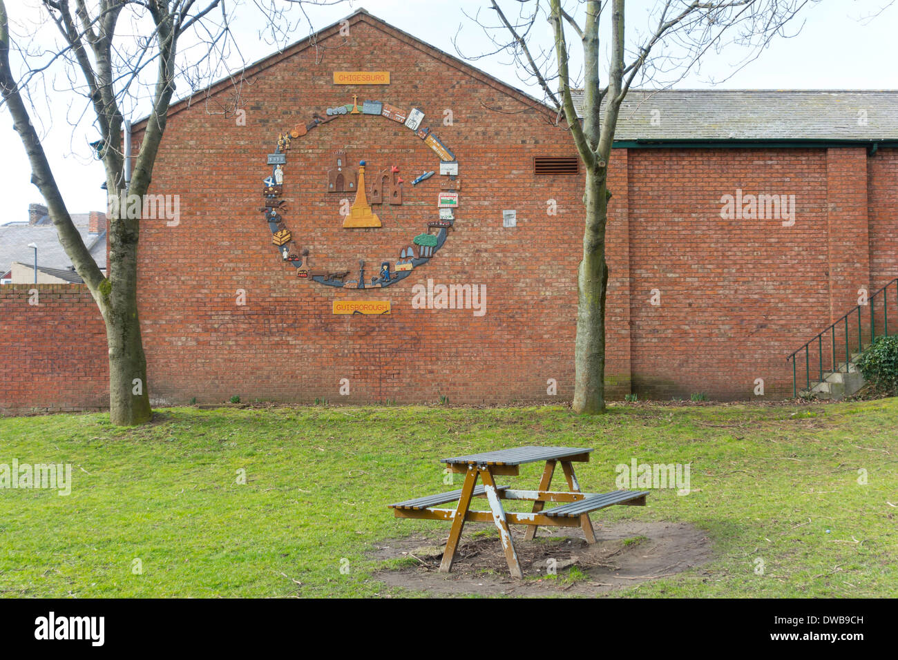 Fresque sur un mur en Fournil Square Guisborough, illustrant les événements historiques dans la ville. Banque D'Images