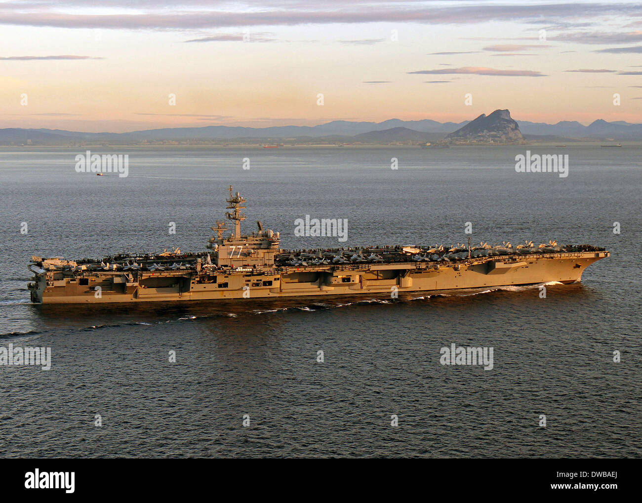 US Navy porte-avions USS George H. W. Bush passe le détroit de Gibraltar au cours des opérations de routine le 27 février 2014 dans la mer Méditerranée. Banque D'Images