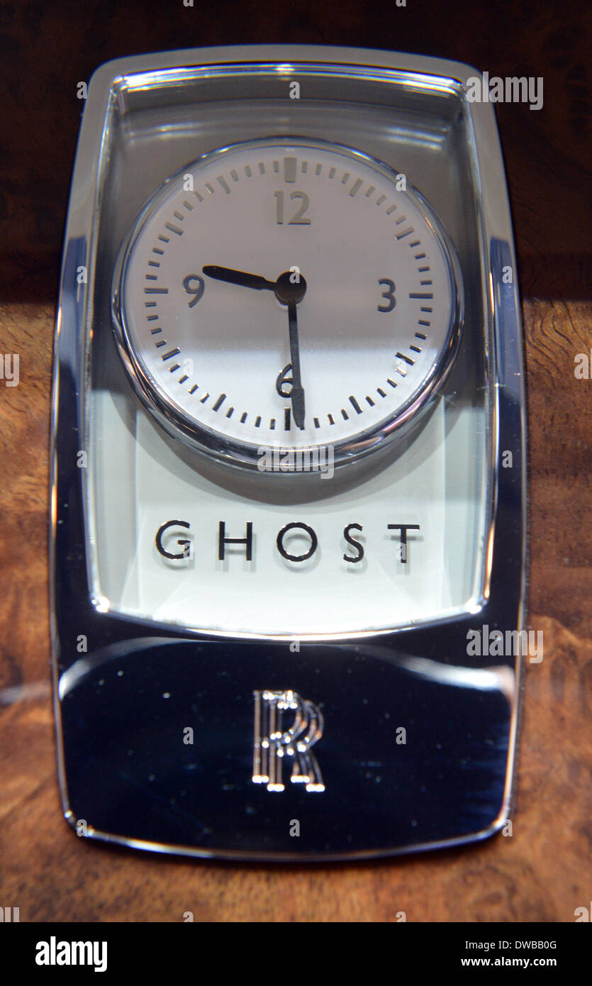 Genève, Suisse. 5 mars, 2014. Une horloge dans une Rolls-Royce Ghost est  montré au cours de la deuxième journée de la presse du salon de Genève à  Genève, Suisse, 05 mars 2014.