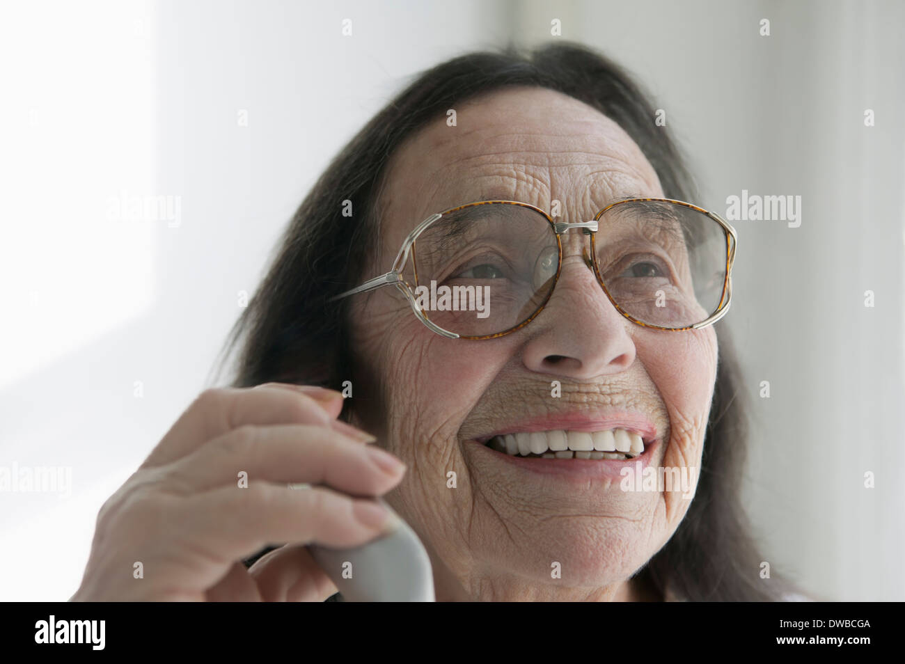 Senior woman wearing glasses au téléphone Banque D'Images
