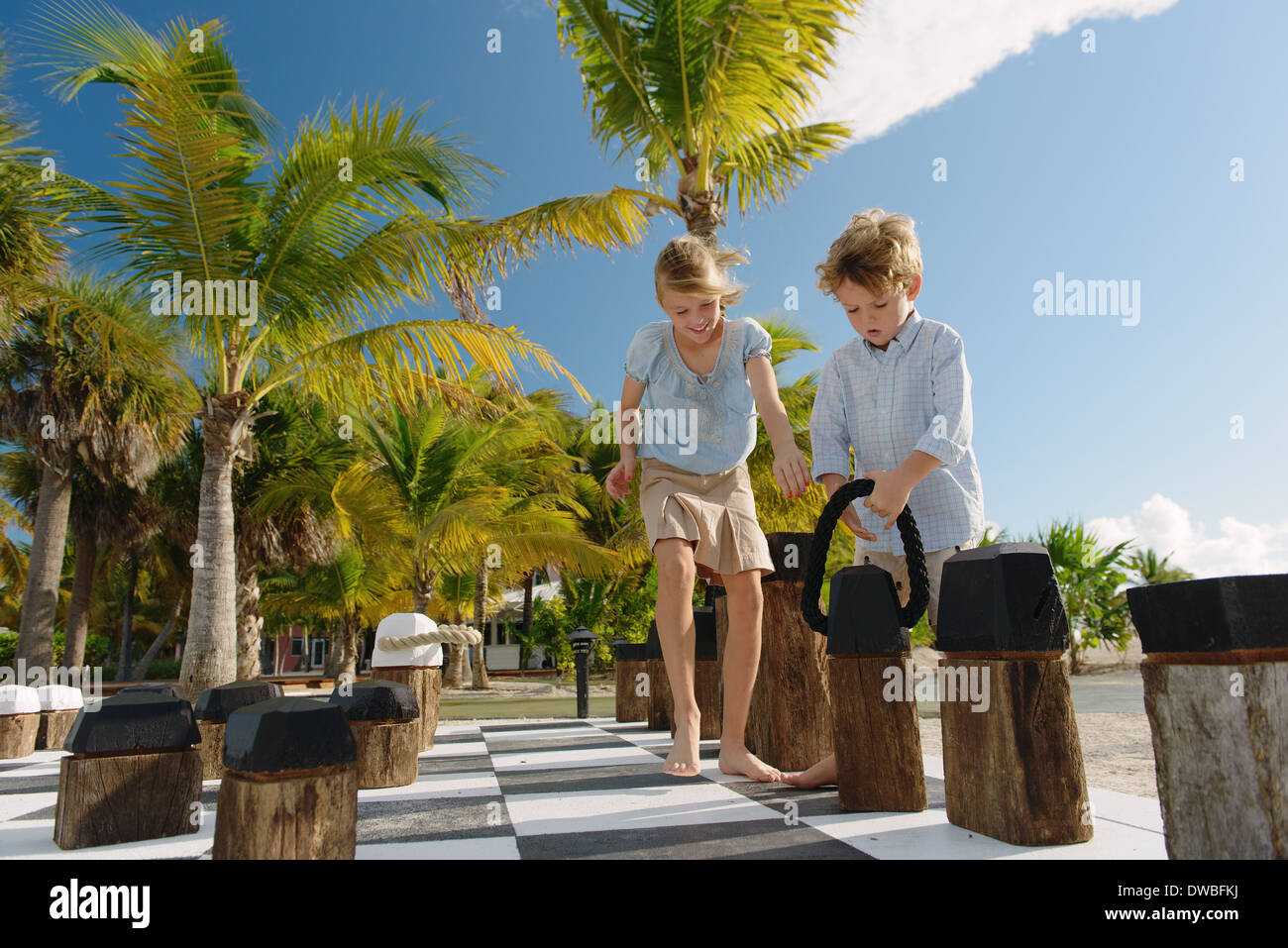 Frère et sœur jouant aux échecs géants, Providenciales, Turks and Caicos Islands, Caribbean Banque D'Images