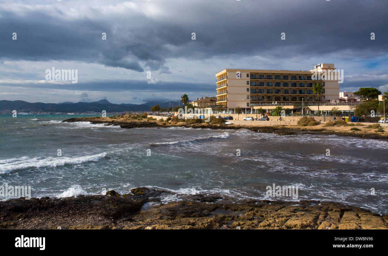 Mer, le ciel et la lumière de différentes et des couleurs plus sombres que d'habitude après quelques jours de vent à Cala Estancia, la baie de Palma. Banque D'Images