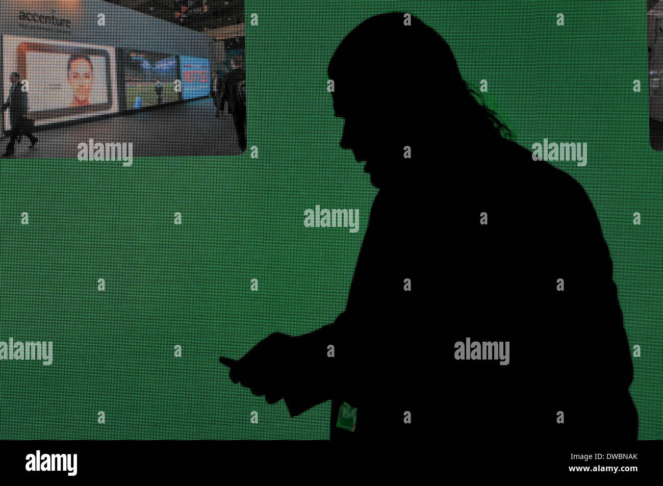 Mobile World Congress montrer aux visiteurs se déplacer d'un stand à l'autre de connaître les derniers développements dans l'industrie du mobile Banque D'Images