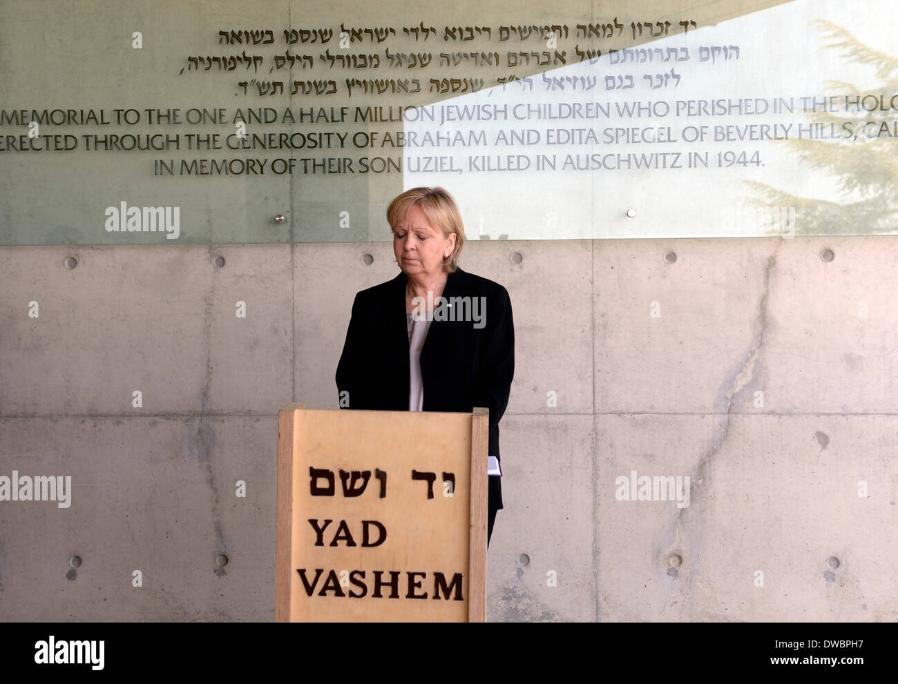 Jérusalem, Israël. Le 05 Mar, 2014. Document - un document daté du 05 mars 2014 Le Premier ministre montre de Rhénanie du Nord-Westphalie Hannelore Kraft au cours d'une visite à la Children's Memorial au mémorial de l'Holocauste Yad Vashem à Jérusalem, Israël, 05 mars 2014. Photo : ROBERTO PFEIL/dpa/Alamy Live News Banque D'Images