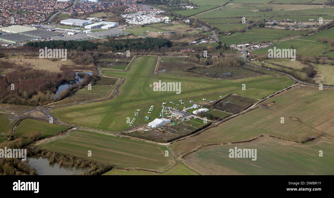 Vue aérienne des pistes de Derby Flying Club à la Derby Airfield Banque D'Images