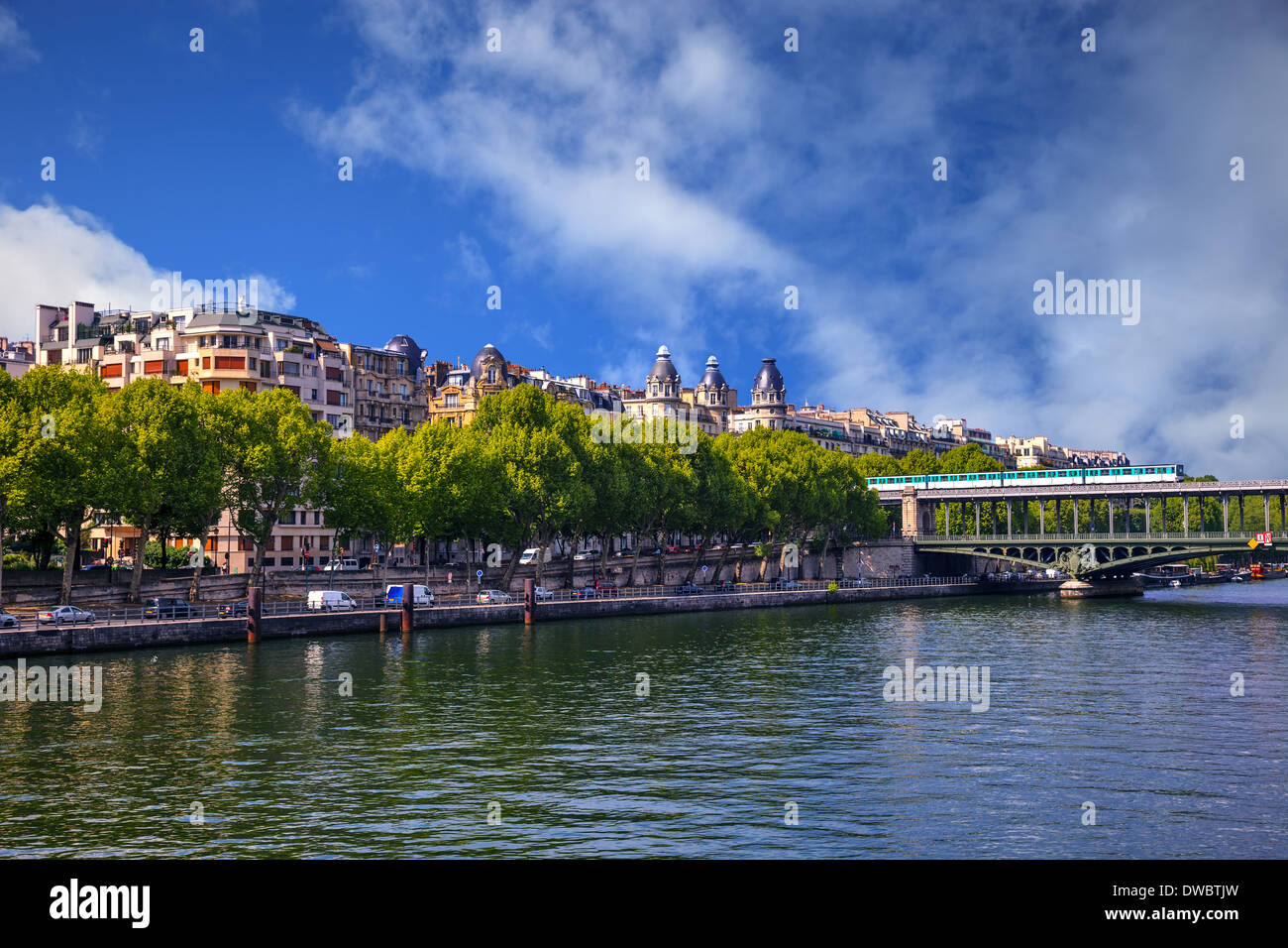 Célèbre Quai de Seine à Paris avec des bâtiments et des arbres. Banque D'Images