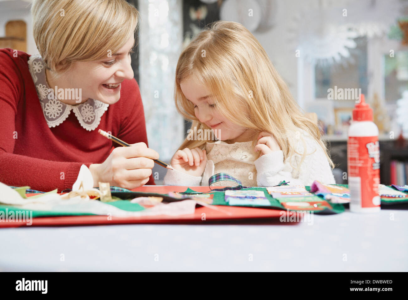 Mère et fille dessin à table de cuisine Banque D'Images