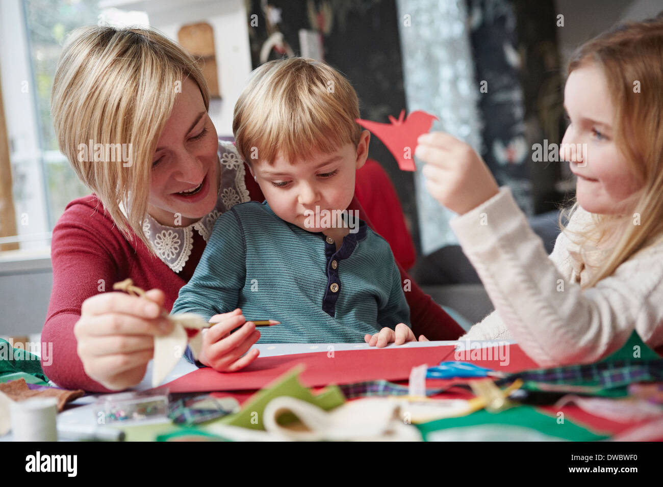 La mère et deux enfants dessin à table de cuisine Banque D'Images