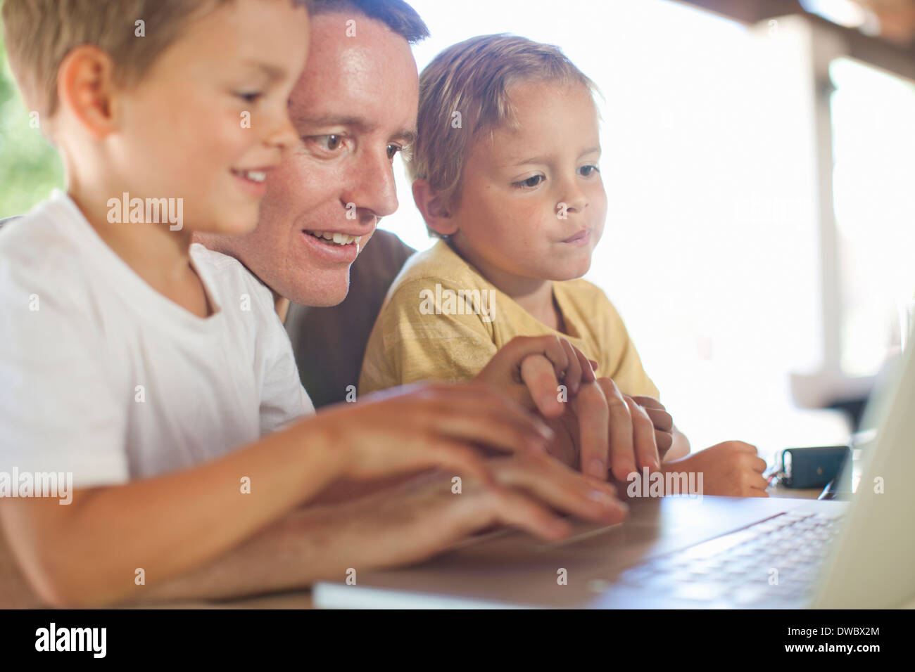 Père et fils using laptop Banque D'Images