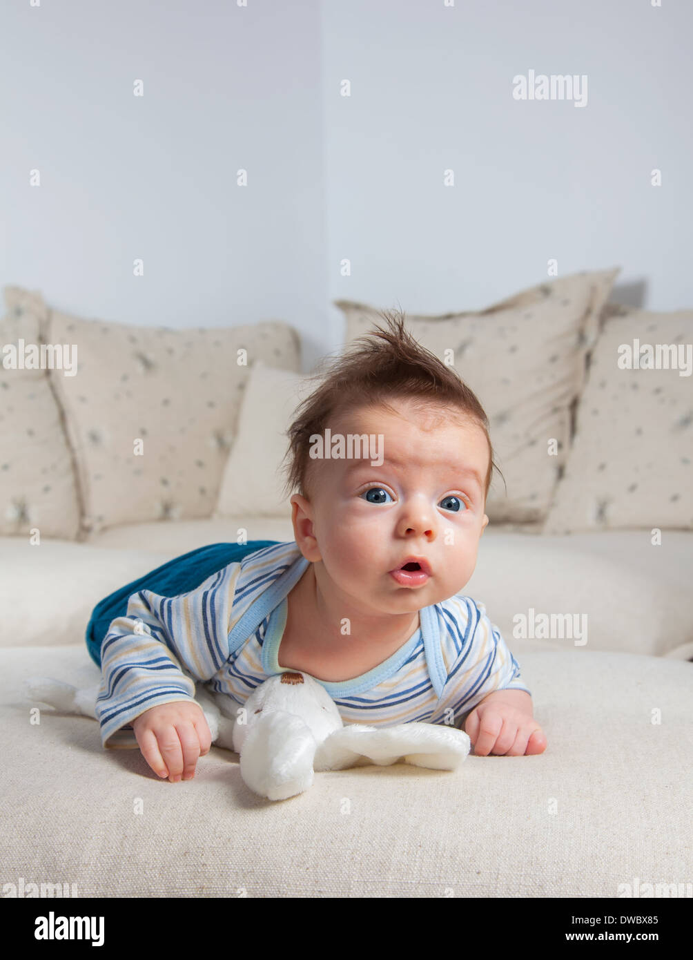 3 mois bebe garcon portrait a la maison portant sur le ventre est Photo Stock Alamy