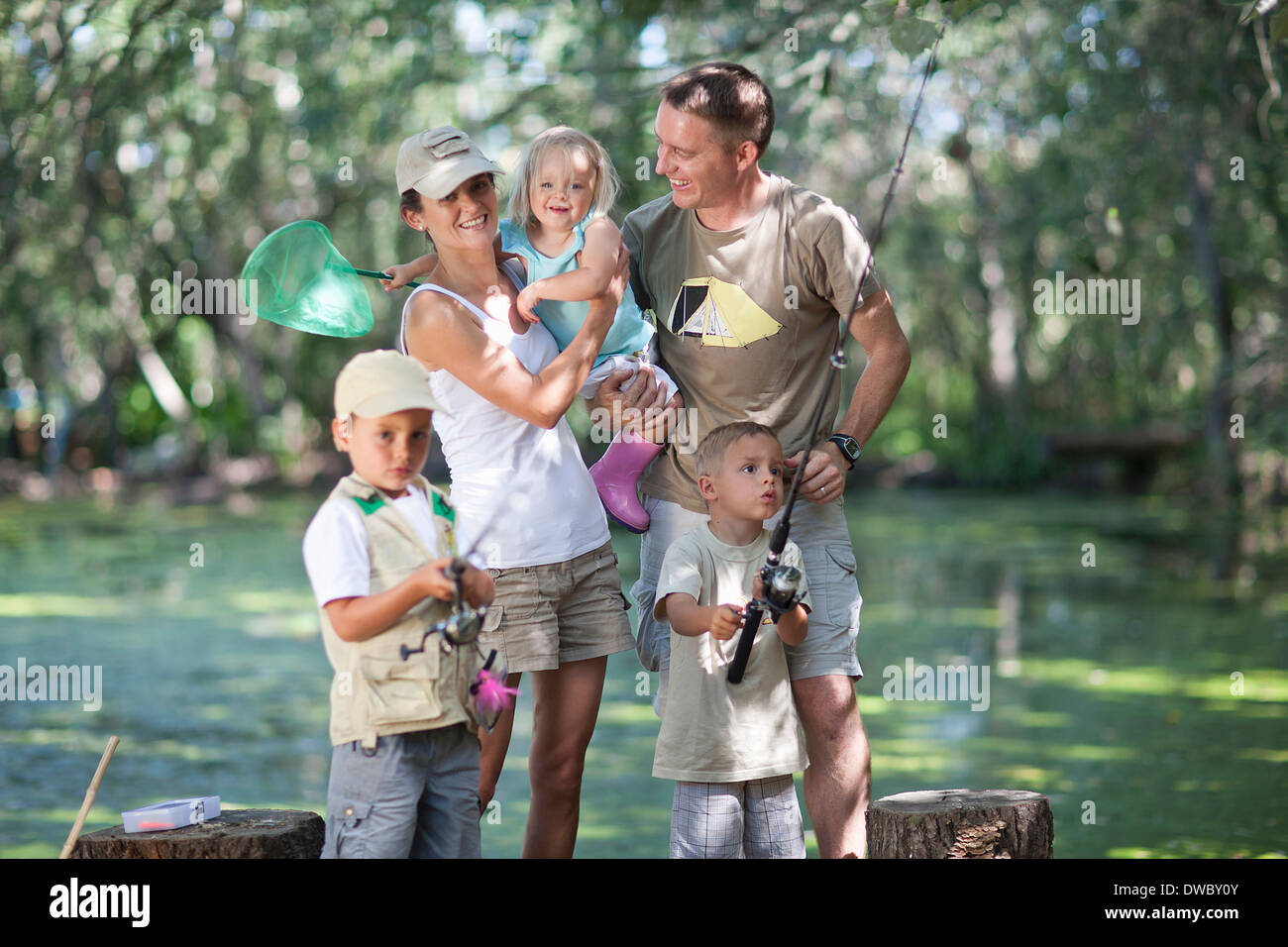 Famille le voyage de pêche par flux Banque D'Images