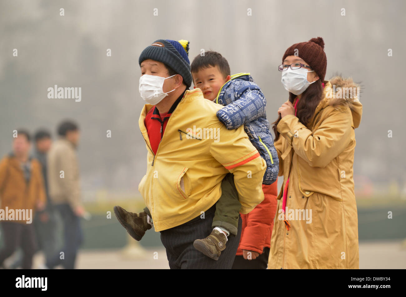 Les touristes portent des masques sur la place Tiananmen à Pékin le 26 février 2014 Banque D'Images