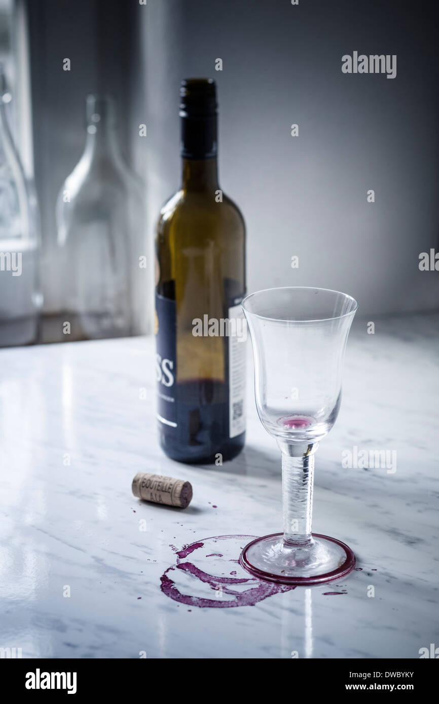 Verre à vin rouge vide, les bouteilles, les taches et le vin de liège de marbre blanc Banque D'Images