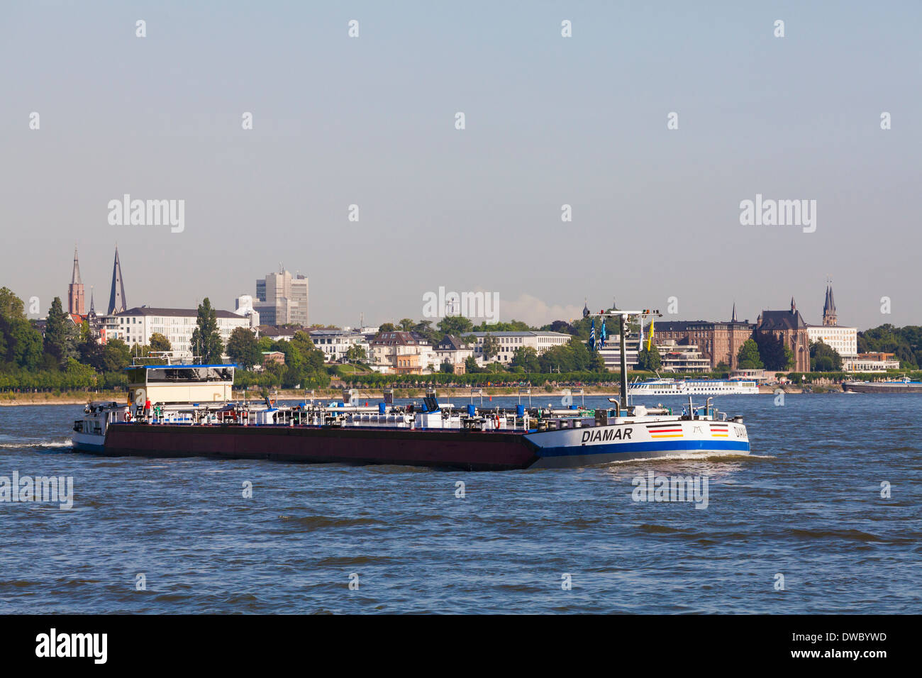 Allemagne, Berlin, Bonn, en vue de la rivière du Rhin avec cargo Banque D'Images