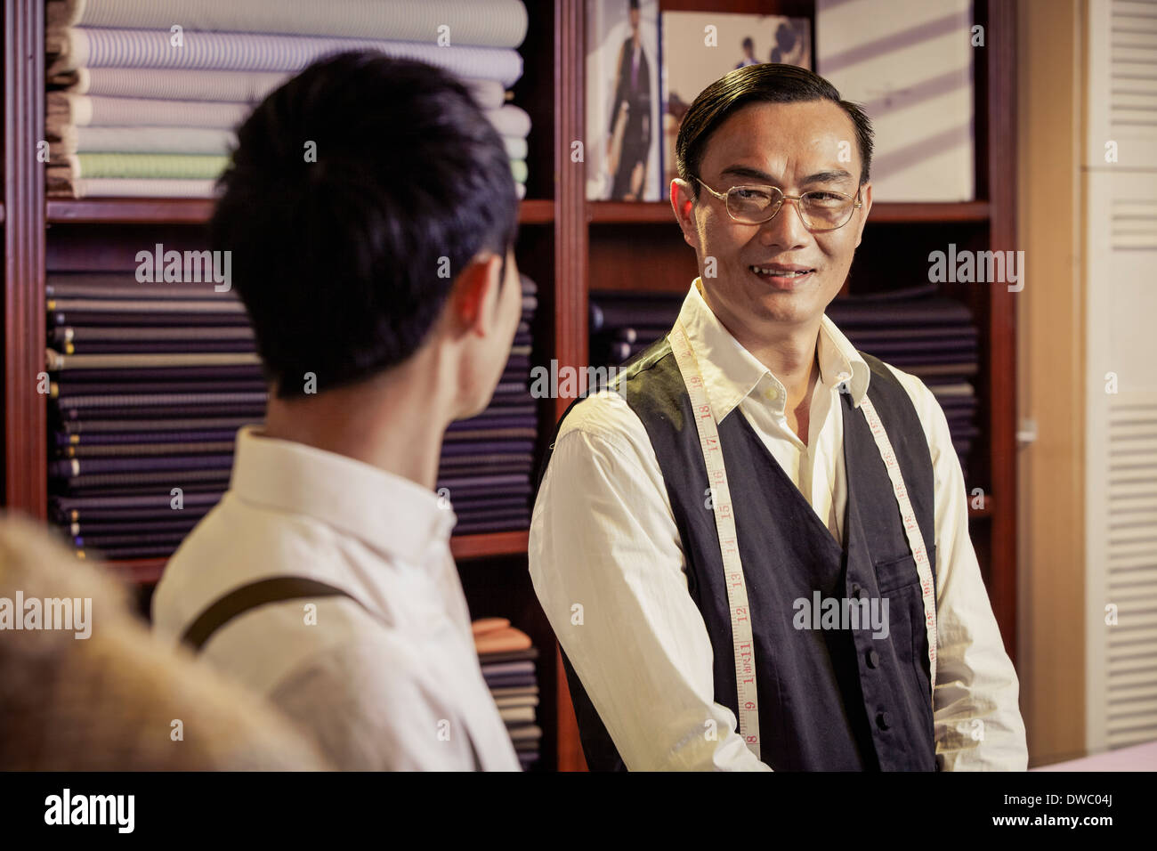 Père et fils dans la famille tailors shop Banque D'Images