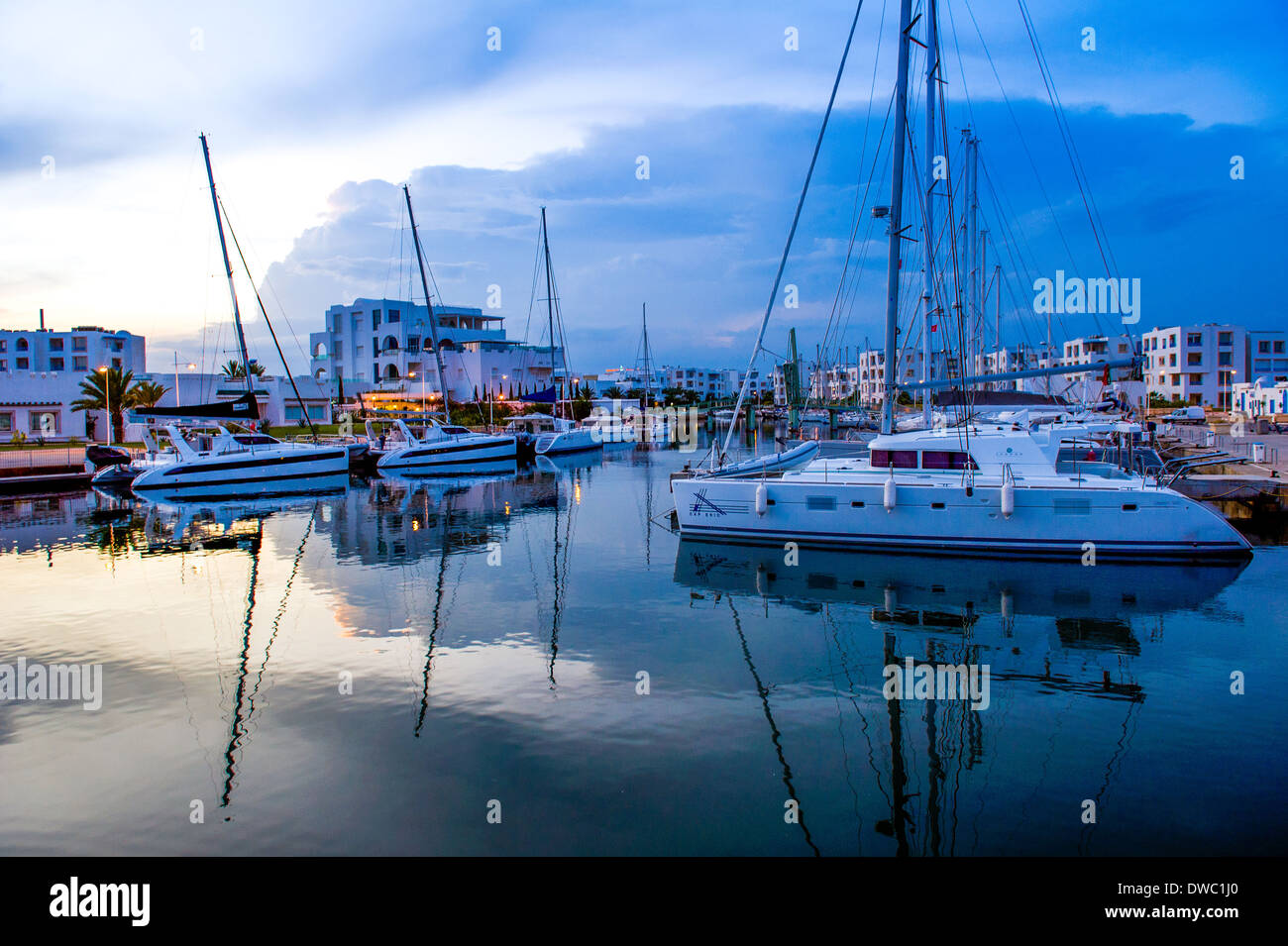 L'Afrique du Nord, Tunisie, le Cap Bon, Hammamet, le nouveau port de plaisance au coucher du soleil. Banque D'Images L'Afrique du Nord, Tunisie, le Cap Bon, Hammamet, le nouveau port de plaisance au coucher du soleil. Banque D'Images