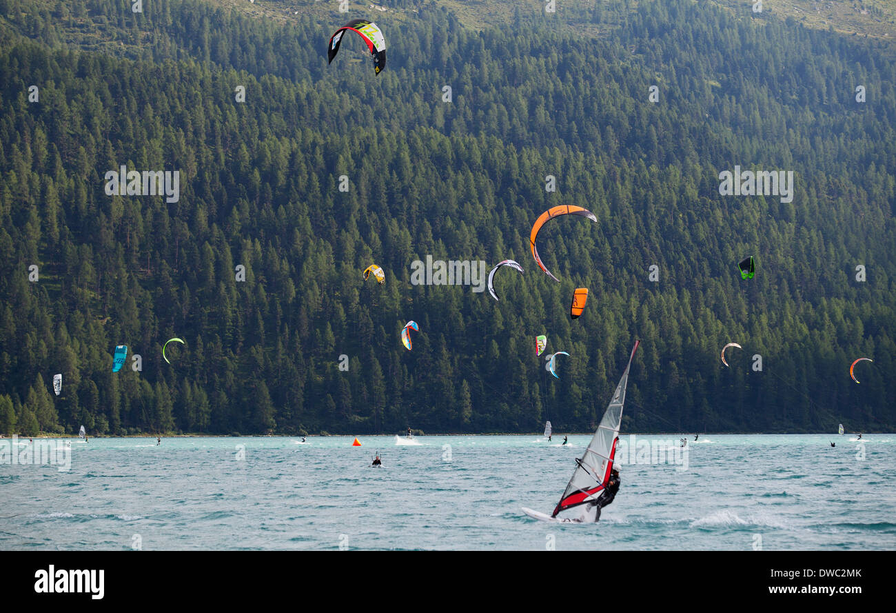 La Suisse, la région de l'Engadine, silvaplana, kitesurfers sur lac de Silvaplana Banque D'Images