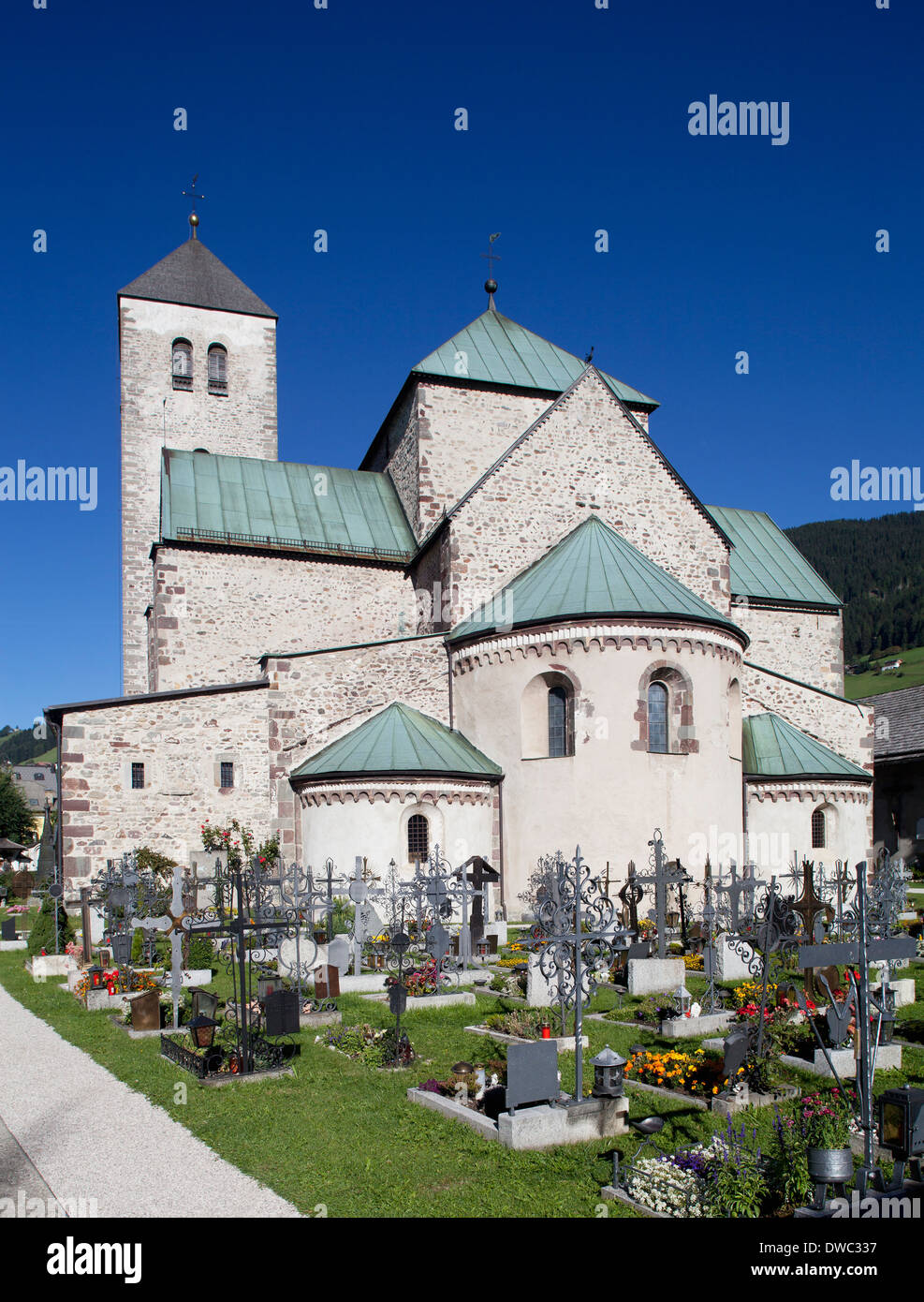 L'Italie, le Tyrol du Sud, la Basilique Saint-maurice, cimetière avec Banque D'Images
