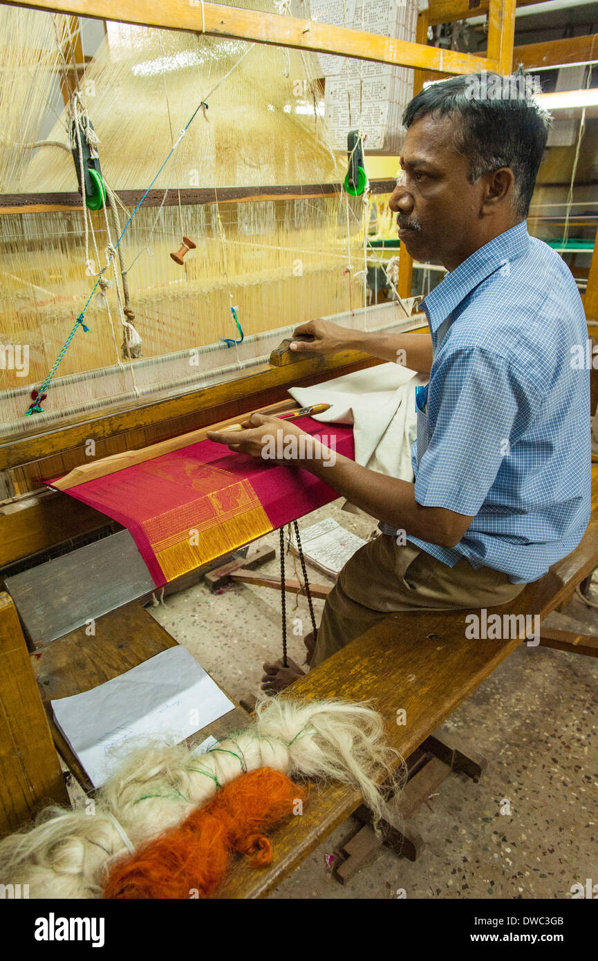 L'Inde , Tamil Nadu , Atelier , Kanchipuram , homme à tisser en bois rouge sari saree tissage de fil d'or Banque D'Images