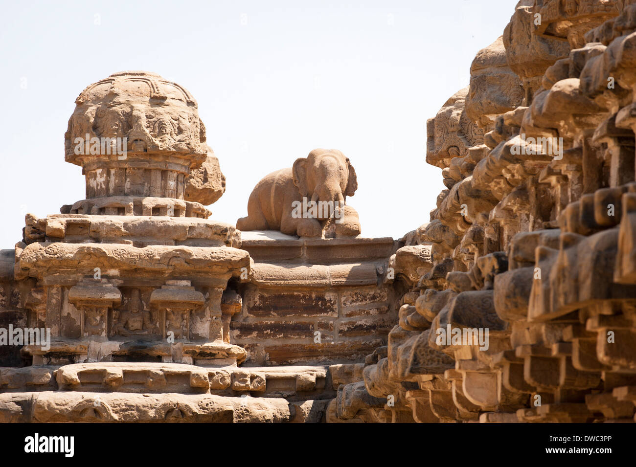Le sud de l'Inde Tamil Nadu 6e siècle Kanchipuram Sri Kanchi Kailasanthar Hindu Temple de Shiva shikara tour bas-relief figures sculptées elephant etc Banque D'Images