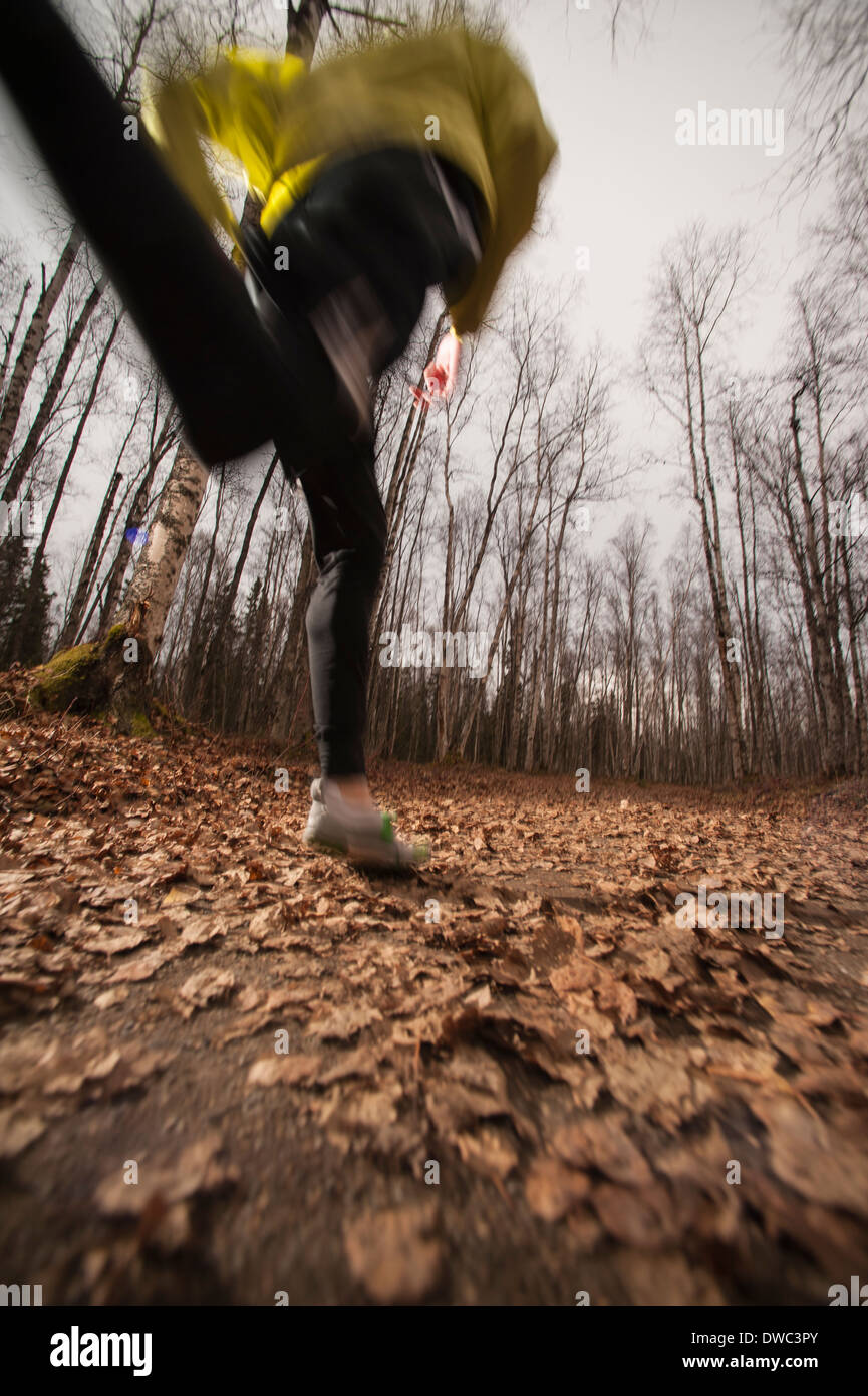 Low angle photo d'action d'une personne sur les feuilles tombées du trail Banque D'Images
