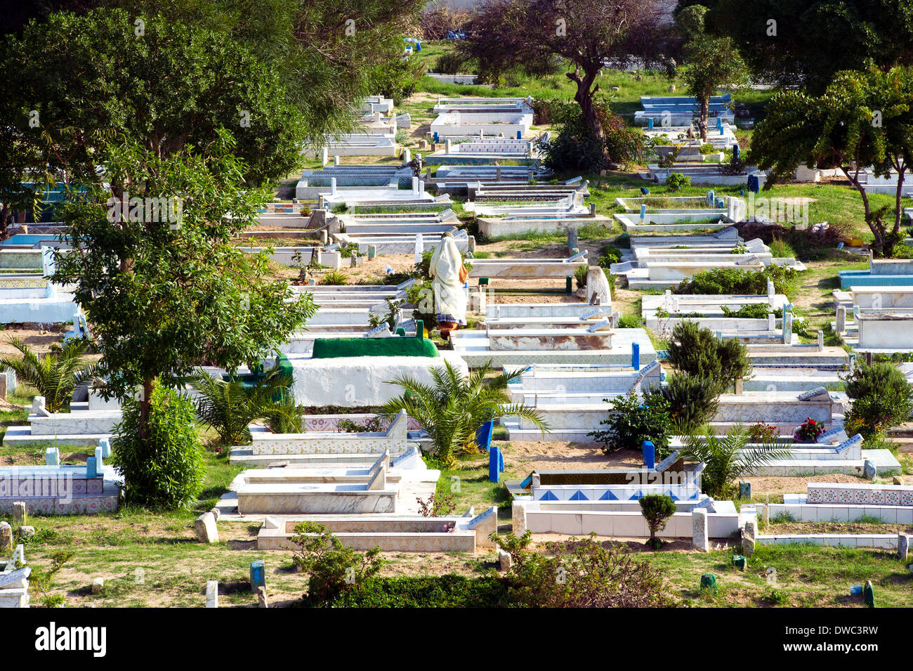 L'Afrique du Nord, Tunisie, Cap Bon, Hammamet. Femme dans un cimetière musulman. Banque D'Images L'Afrique du Nord, Tunisie, Cap Bon, Hammamet. Femme dans un cimetière musulman. Banque D'Images