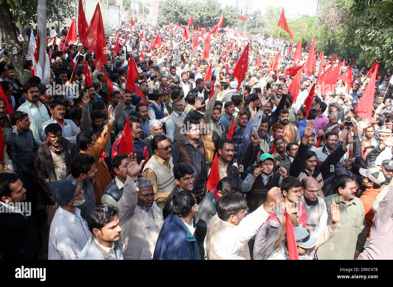 Les membres de l'énergie hydro-électrique de la WAPDA chant Union Central du Travail des slogans contre la privatisation de l'eau et le développement de puissance (WAPDA) lors de manifestation de protestation à Lahore press club le Mercredi, Mars 05, 2014. Banque D'Images