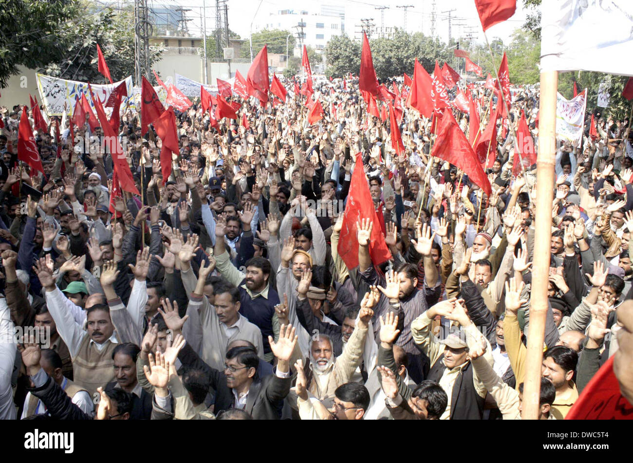 Les membres de l'énergie hydro-électrique de la WAPDA chant Union Central du Travail des slogans contre la privatisation de l'eau et le développement de puissance (WAPDA) lors de manifestation de protestation à Lahore press club le Mercredi, Mars 05, 2014. Banque D'Images