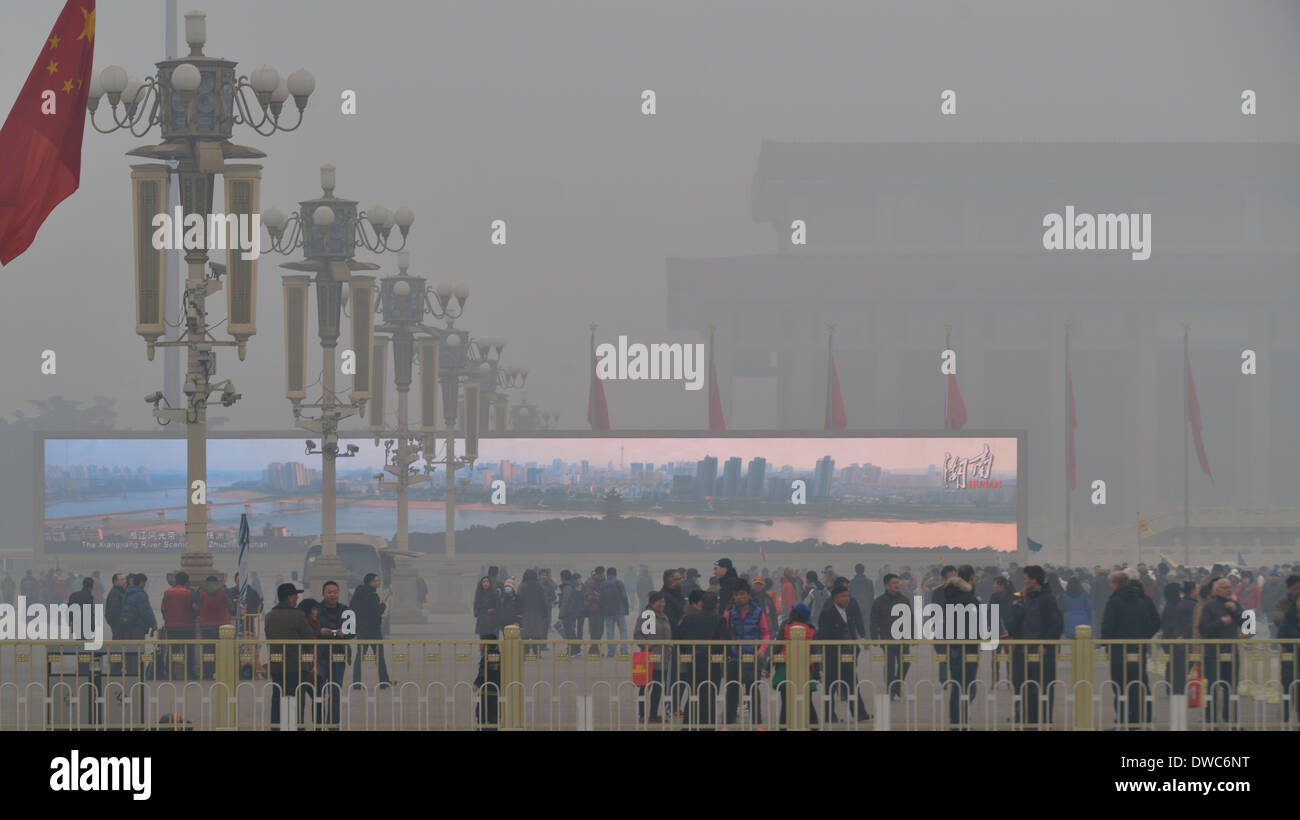 Le smog lourds suaires place Tiananmen à Pékin, en Chine. Banque D'Images