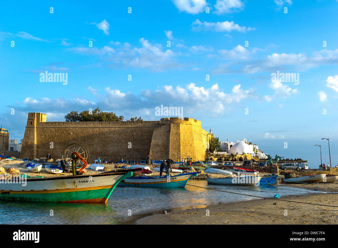 L'Afrique du Nord, Tunisie, le Cap Bon, Hammamet, fisher voile avant de fortification. Banque D'Images L'Afrique du Nord, Tunisie, le Cap Bon, Hammamet, fisher voile avant de fortification. Banque D'Images