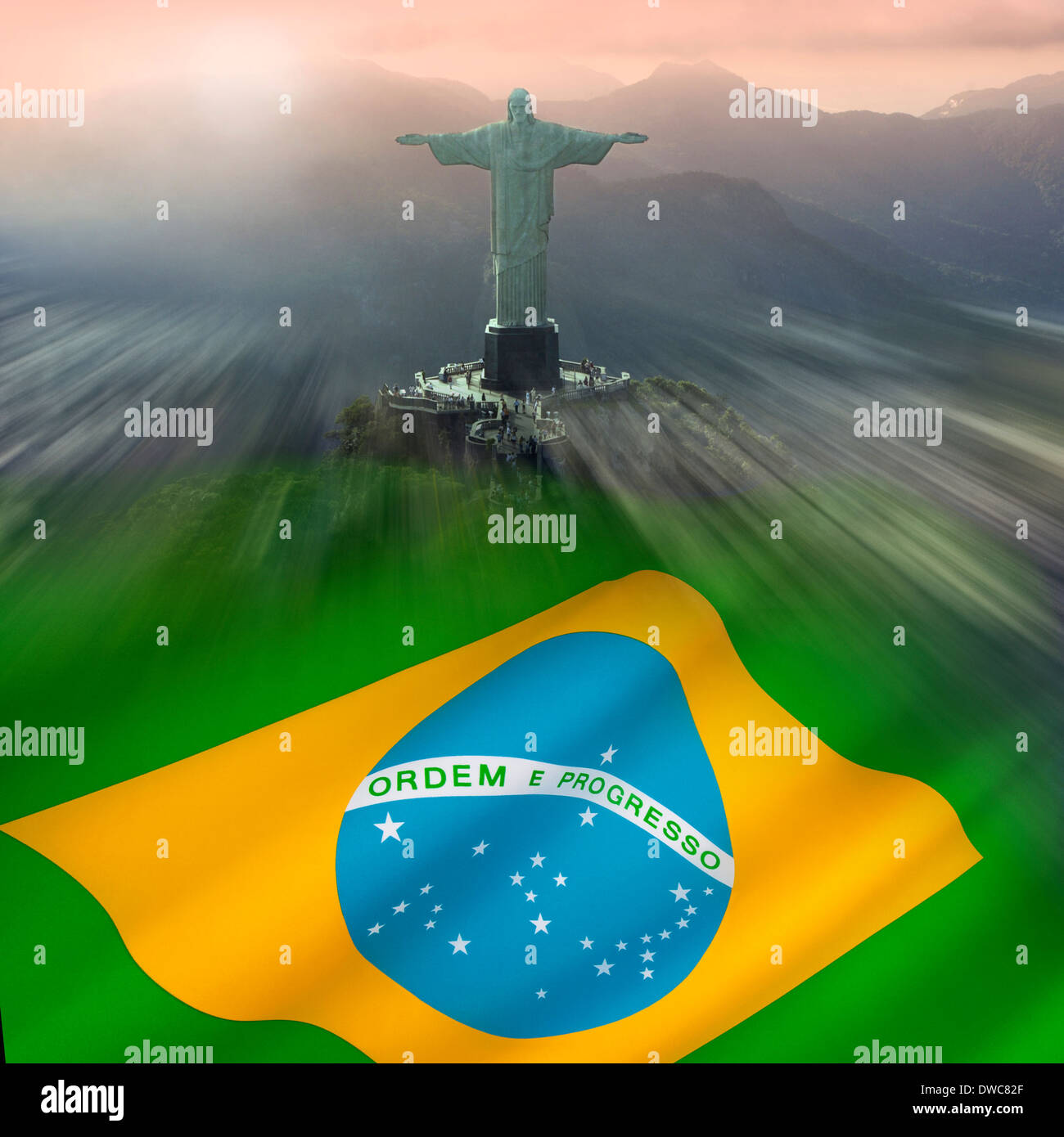 Le Christ Rédempteur à Rio de Janeiro au dessus le drapeau du Brésil. Banque D'Images