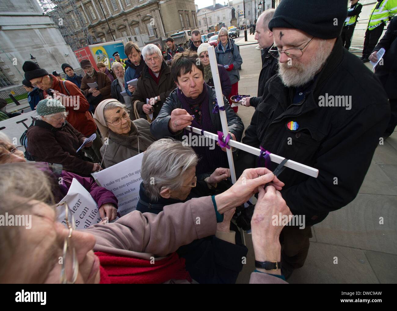 Londres, Royaume-Uni. 5Th Mar, 2014. Les militants de la paix chrétienne et partisans tenaient leur liturgie du Mercredi des Cendres devant le ministère de la Défense l'appel de remords pour les guerres le Royaume-Uni a engagé. Credit : Gail Orenstein/ZUMAPRESS.com/Alamy Live News Banque D'Images