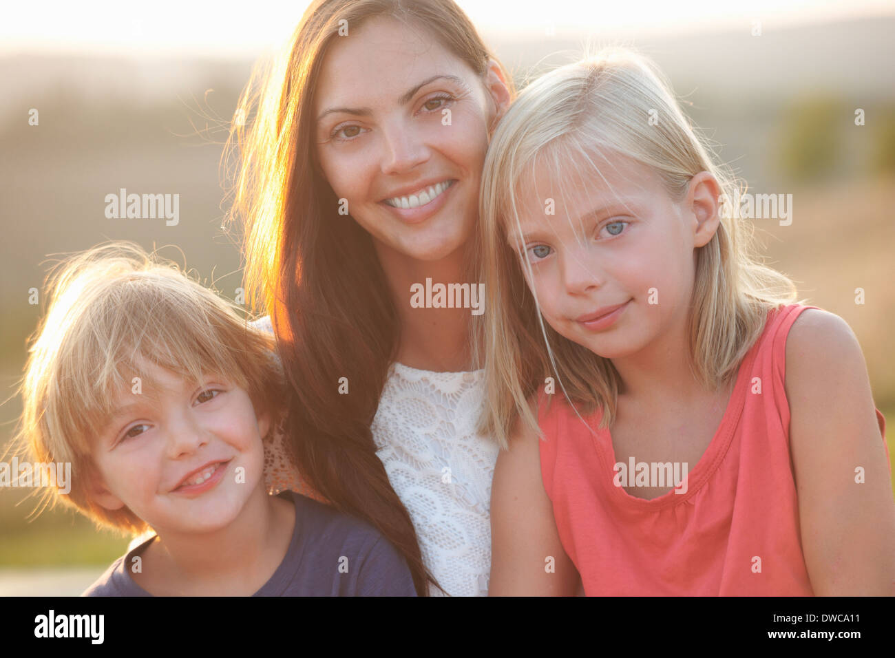 Portrait of mid adult mère et deux enfants à l'extérieur Banque D'Images