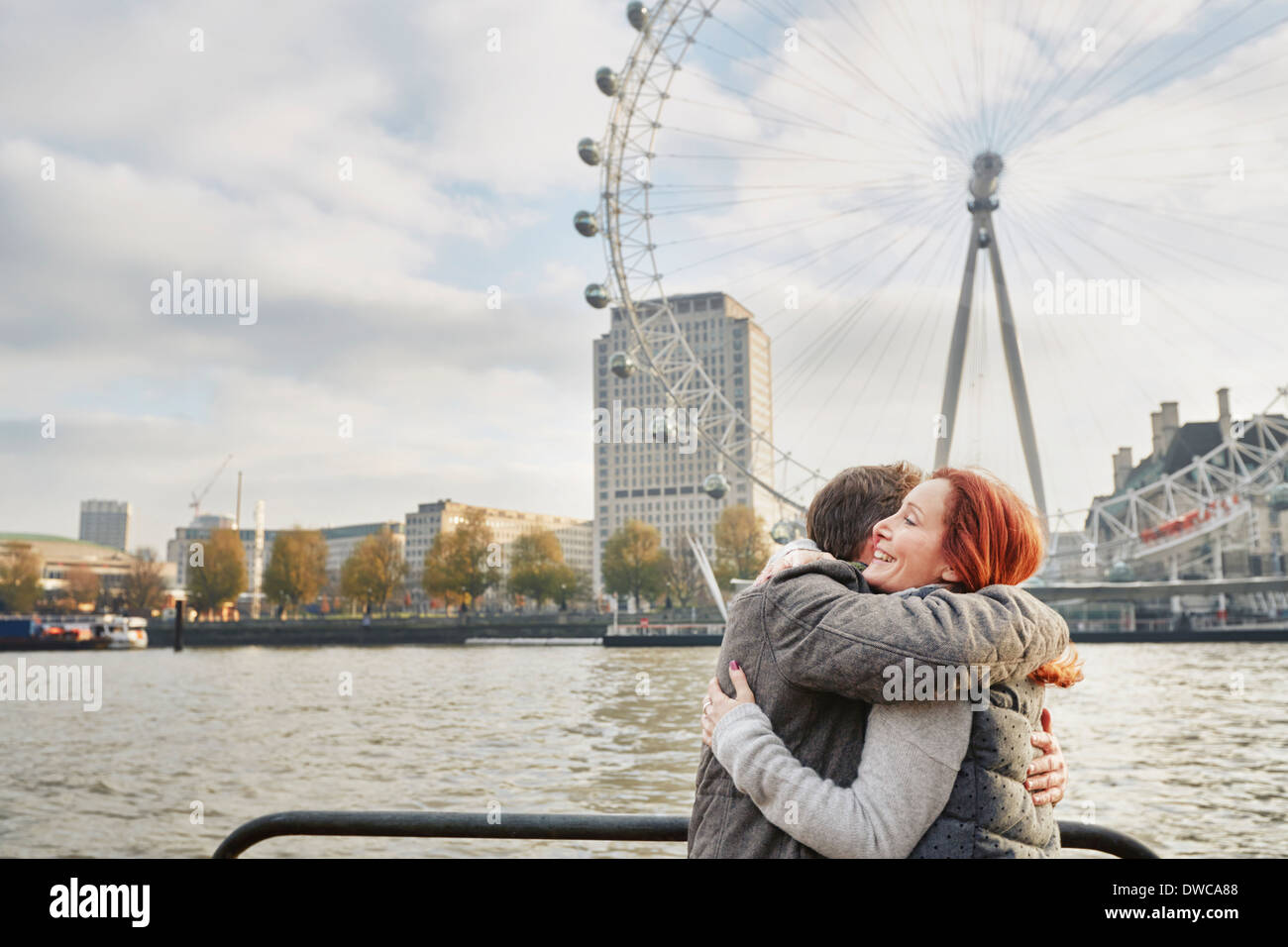 Tourisme mature couple hugging près de London Eye, London, UK Banque D'Images