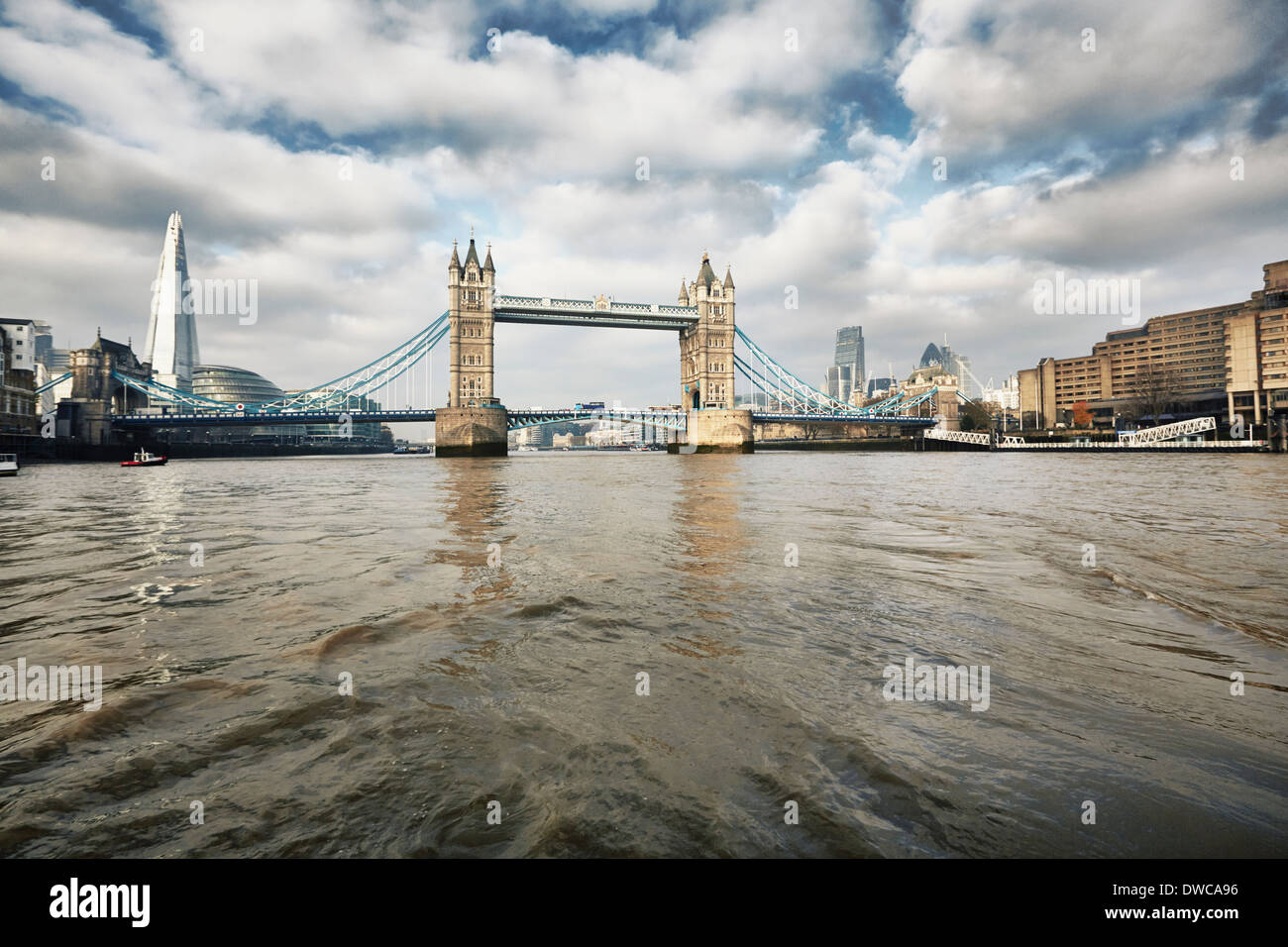 Vue sur le Tower Bridge et le Shard, London, UK Banque D'Images