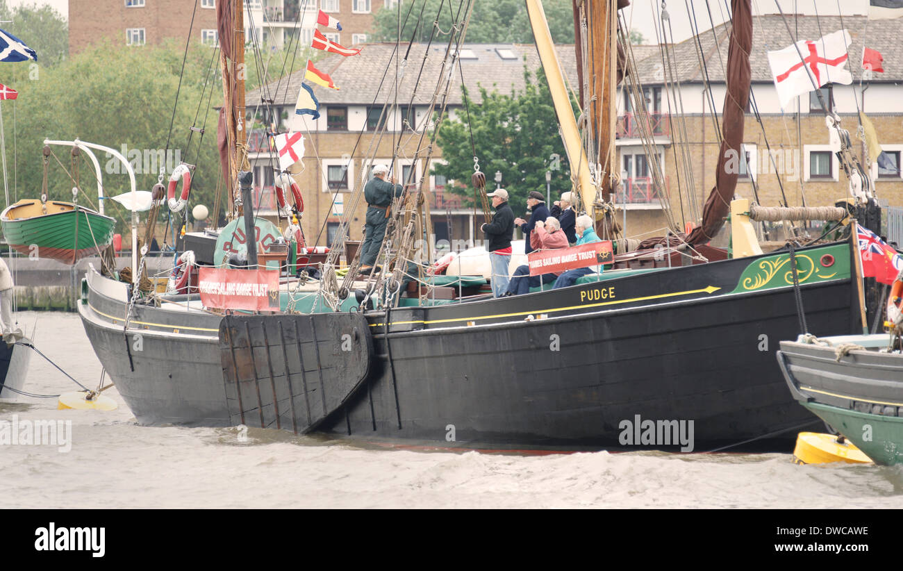 Construit en 1922 par la London & Rochester Co., Pudge est un chaland à Thames dans le défilé de la voile à Queen's Jubilee Banque D'Images