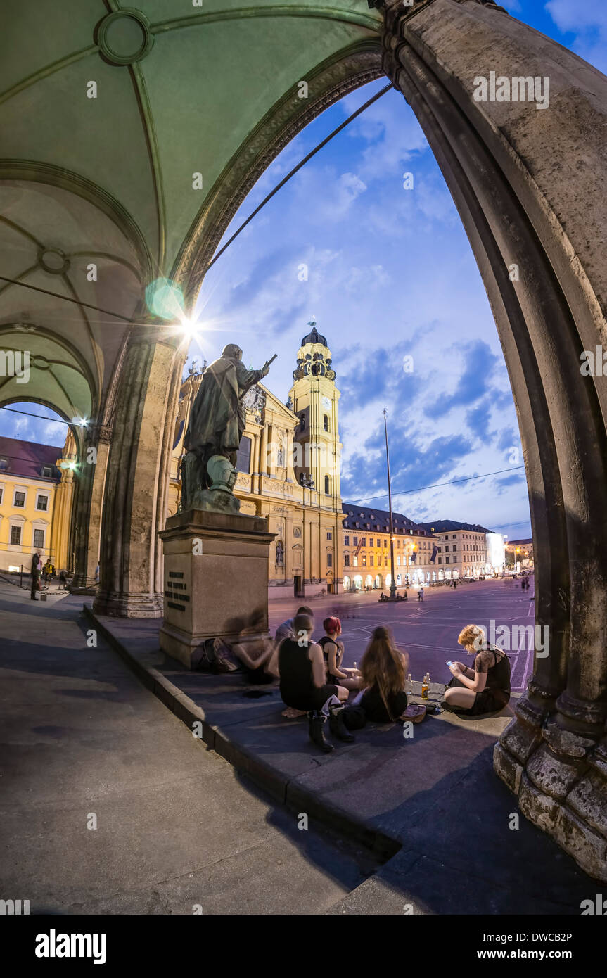 Vue de nuit sur l'Odeonsplatz Feldherrenhalle, Munich, Allemagne Banque D'Images