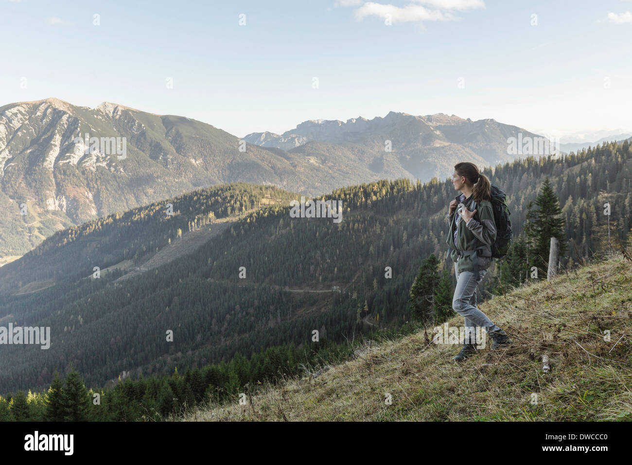 Mid adult woman backpacking à Achensee, Tyrol, Autriche Banque D'Images