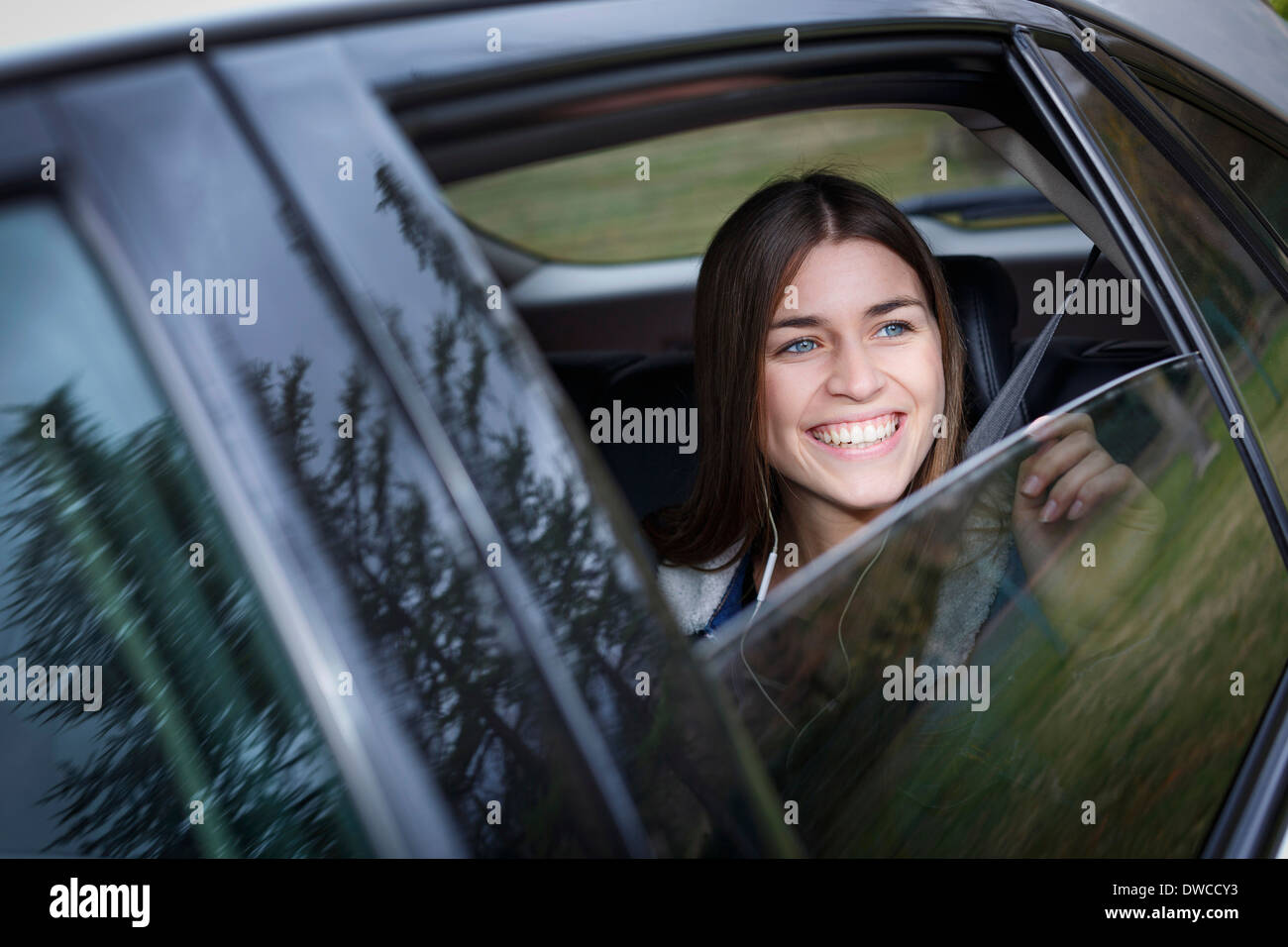 Jeune femme à l'intérieur de voiture Banque D'Images