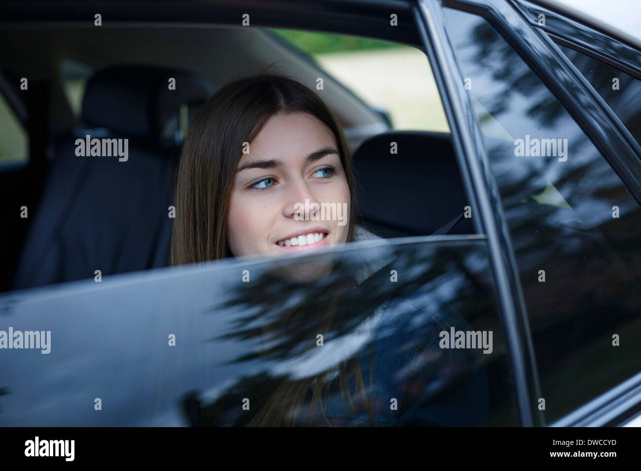 Jeune femme à l'intérieur de voiture Banque D'Images
