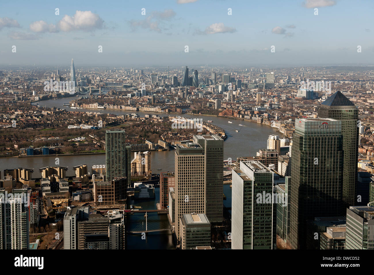 Canary Wharf et la ville de Londres à partir de l'air. Banque D'Images