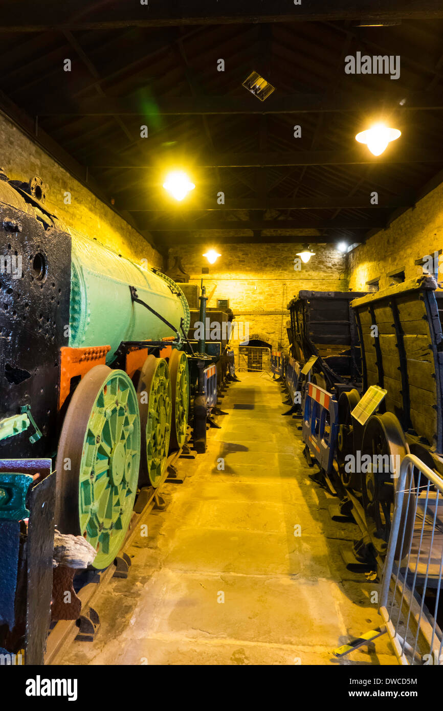 Intérieur de l'édifice le plus ancien hangar Soho au National Railway Museum Shildon UK avec de vieux moteurs et de chariots pour la restauration Banque D'Images