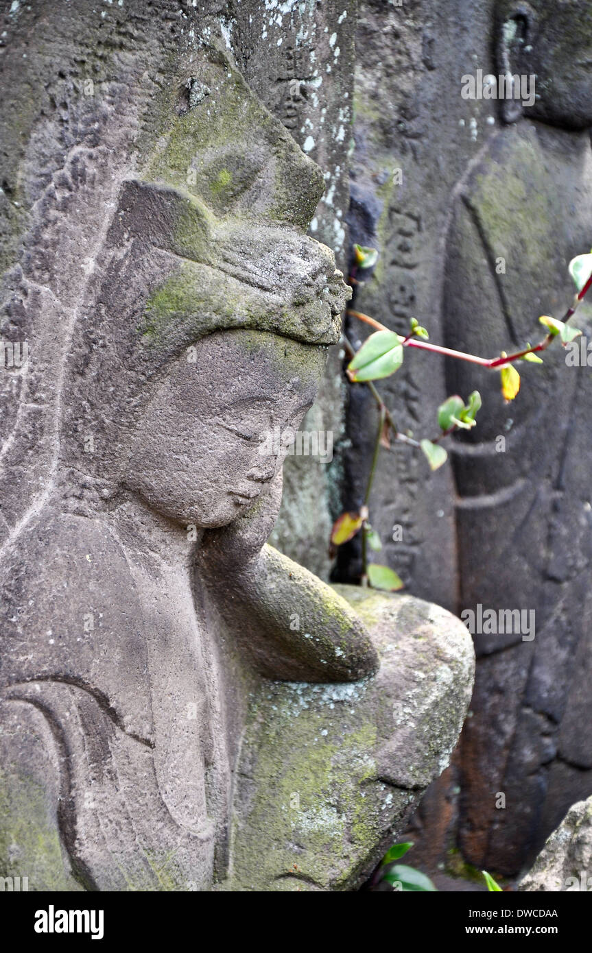 Buddhist statue féminine dans un cimetière japonais - Japon Banque D'Images