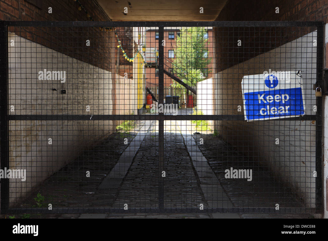 Portes cadenassées avec garder signe clair Banque D'Images