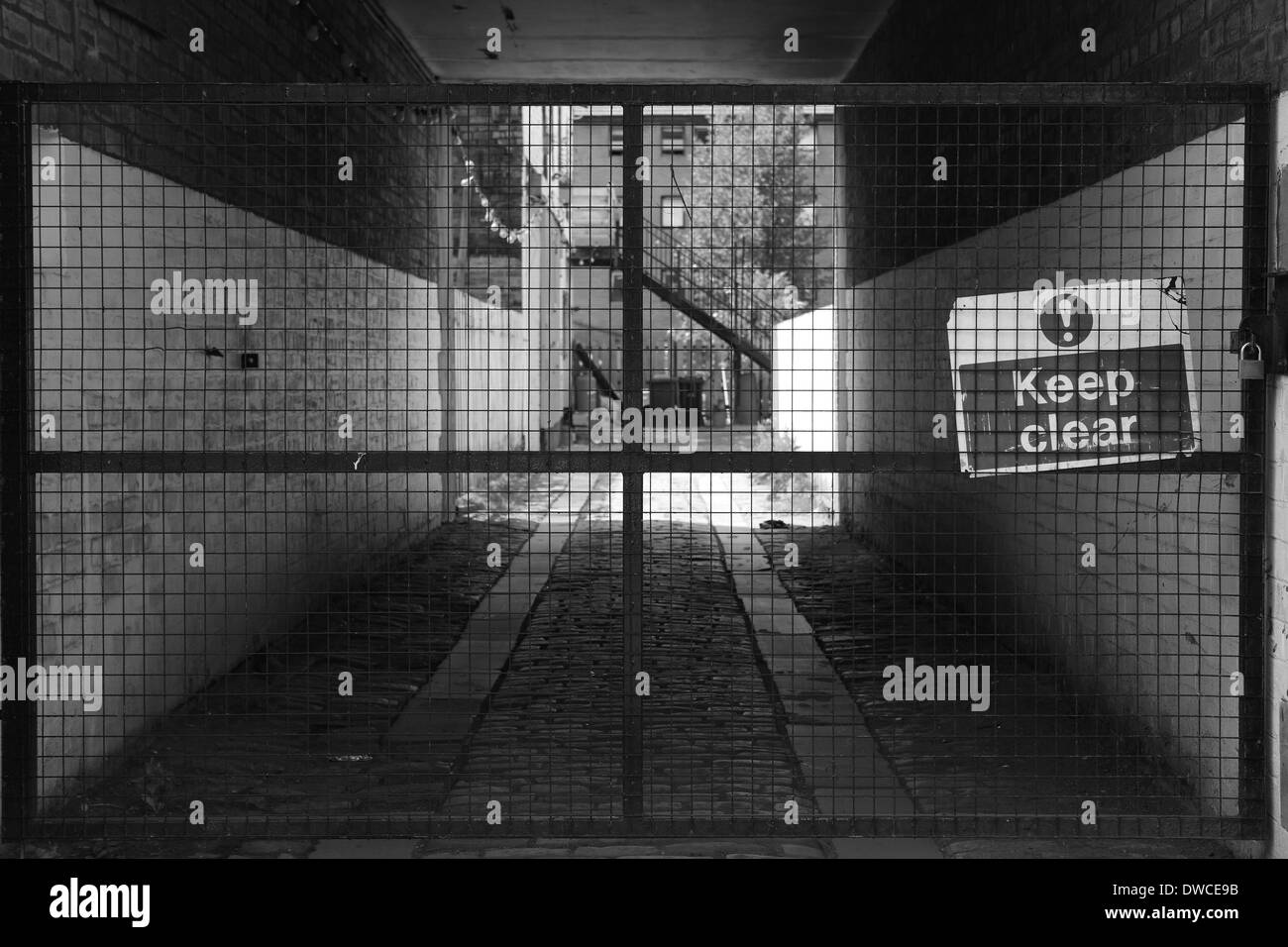 Portes cadenassées avec garder signe clair Banque D'Images