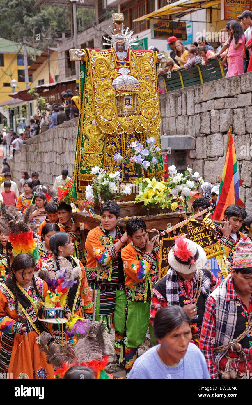 Parade de costumes traditionnels à Aguas Calientes, Pérou, Amérique du Sud Banque D'Images