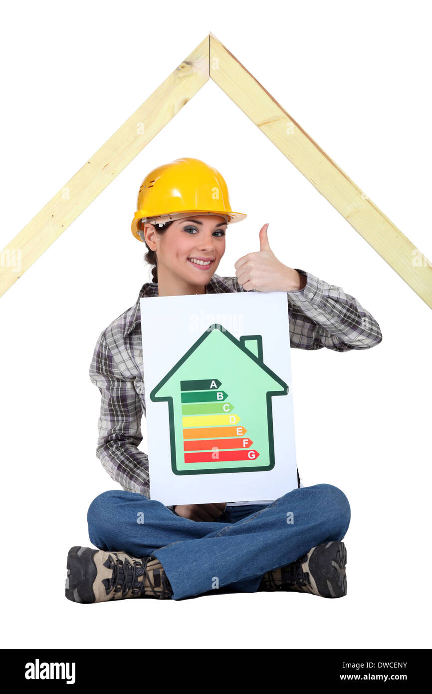 Femme housebuilder avec une cote énergétique sign Banque D'Images